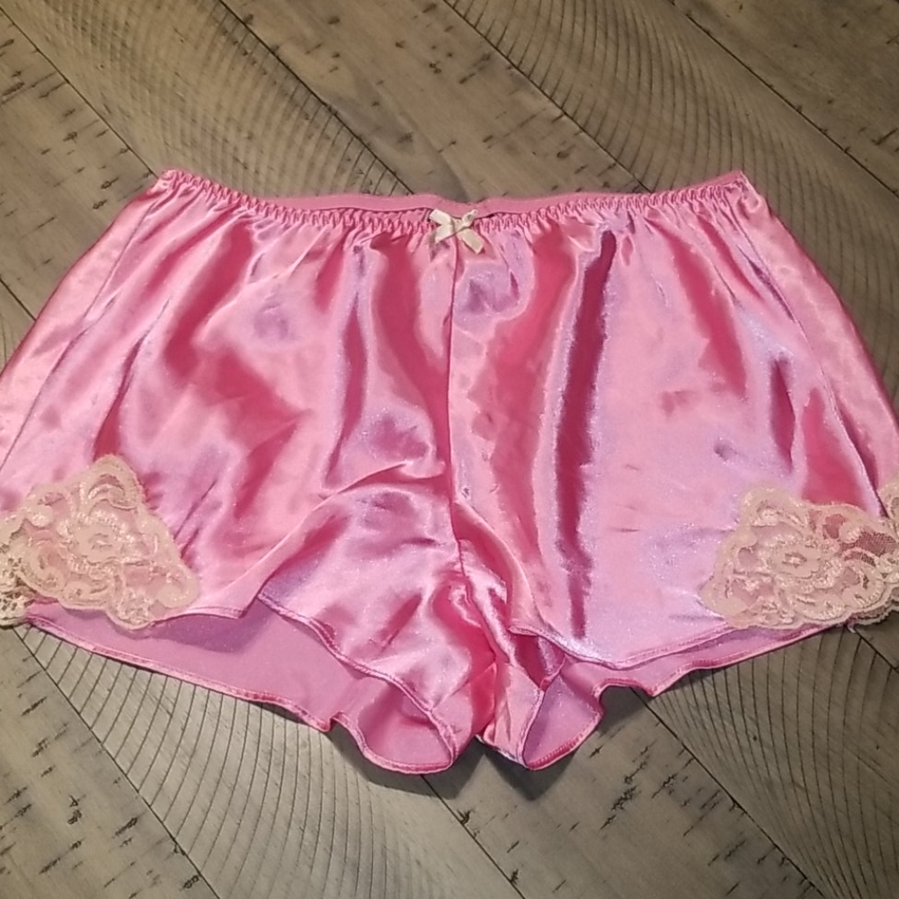 Bisou Bisou silky lounge shorts. - Picture 1 of 7